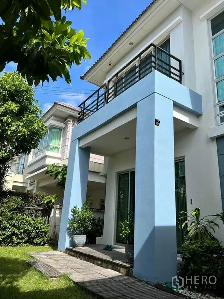 บ้าน ให้เช่าในPhasi Charoen, Bangkok - หน้าบ้านติดสวน ระเบียงชั้นบน และเสารับสีฟ้า