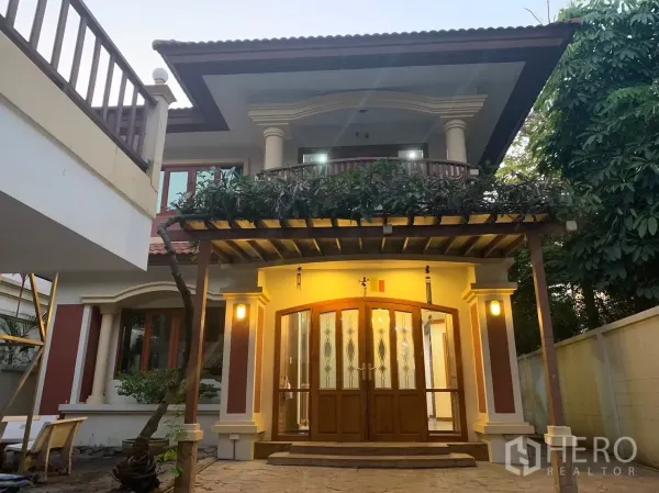 独立式住宅 出租在Watthana, Bangkok - 两层独栋外观，带阳台、木凉棚与暖色灯光