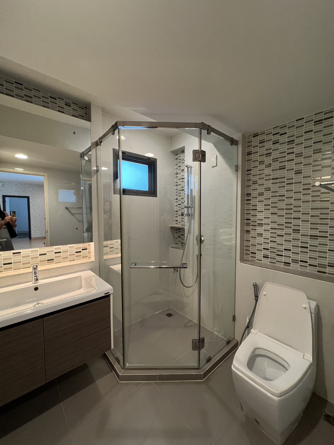 Detached House for rent in Bang Kapi, Bangkok - Second bathroom with corner glass shower, vanity and toilet.
