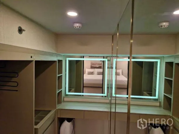 公寓 出售在Ratchathewi, Bangkok - 步入式衣帽间，带发光梳妆镜与内置收纳