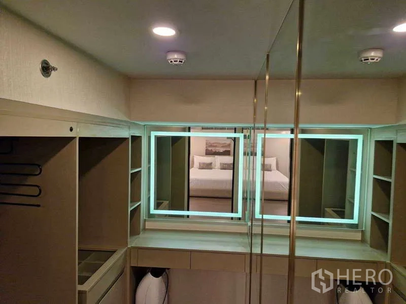 公寓 出售在Ratchathewi, Bangkok - 步入式衣帽间，带发光梳妆镜与内置收纳
