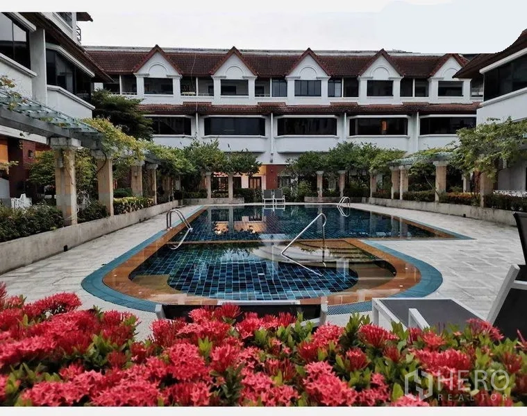 ทาวน์เฮาส์ ให้เช่าในKhlong Toei, Bangkok - สระว่ายน้ำกลางคอร์ทยาร์ด ล้อมด้วยทาวน์เฮ้าส์สามชั้นและต้นไม้เขียวขจีในกรุงเทพฯ