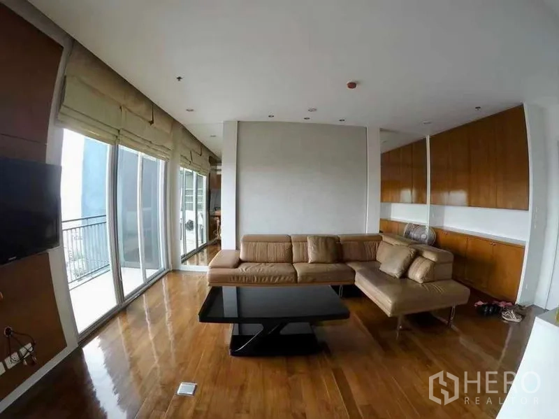 公寓 出租或出售在Khlong San, Bangkok - 明亮客厅，整面落地窗与木质壁柜