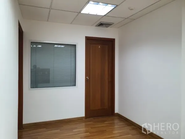 办公空间 出租在Watthana, Bangkok - 办公室走廊，木门与带百叶的内部玻璃窗。