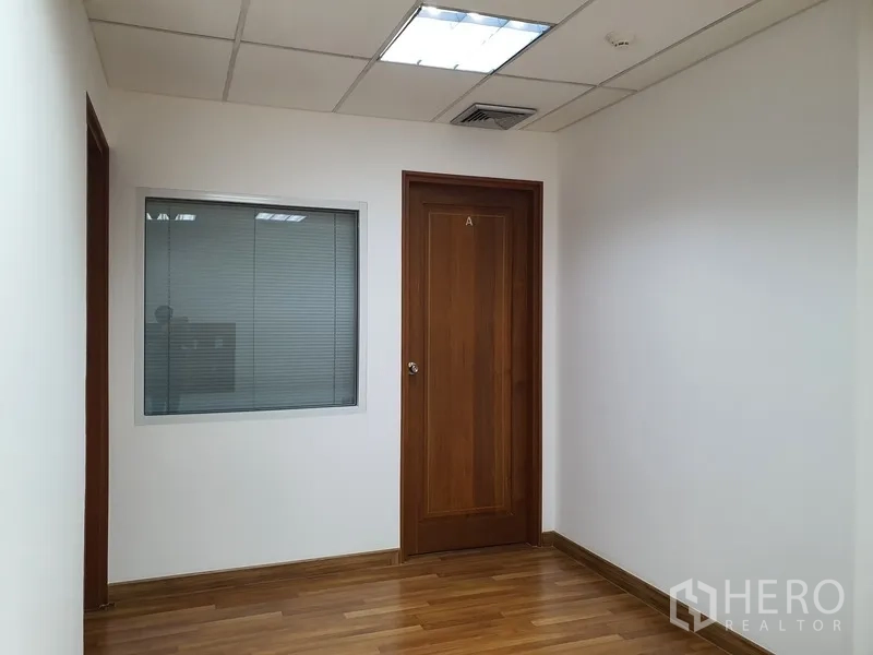 办公空间 出租在Watthana, Bangkok - 办公室走廊，木门与带百叶的内部玻璃窗。