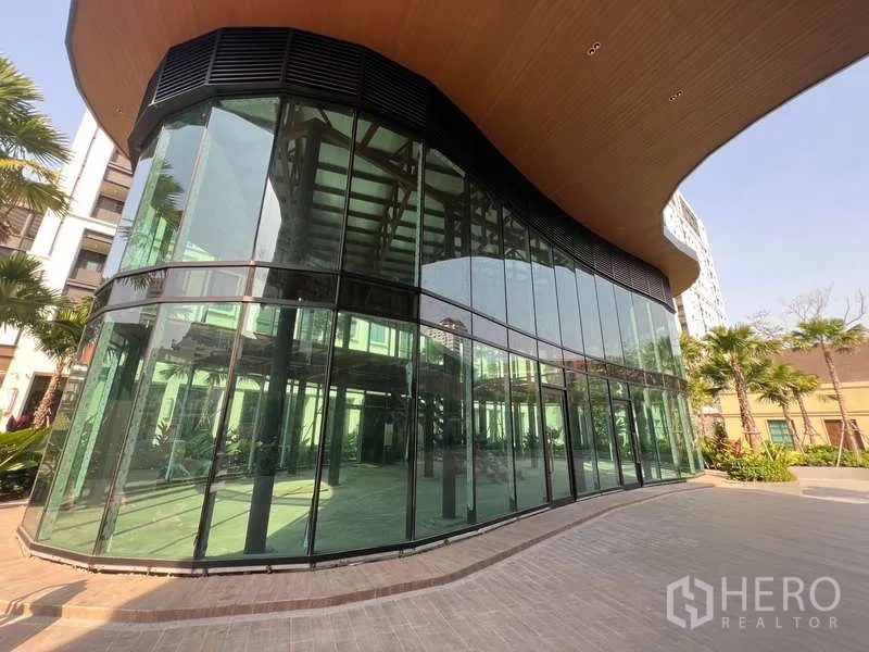 Retail Space for rent in Watthana, Bangkok - Corner unit with sweeping curved façade of reflective glass and landscaped plaza.