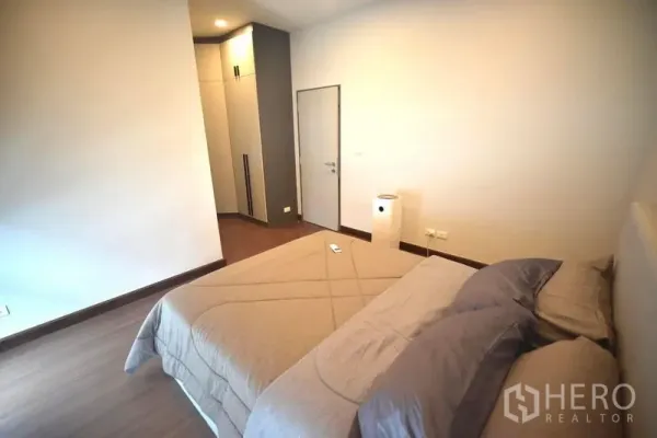 Detached House for rent in Bang Phli, Samut Prakan - Bright bedroom with fitted wardrobe and wood floors.
