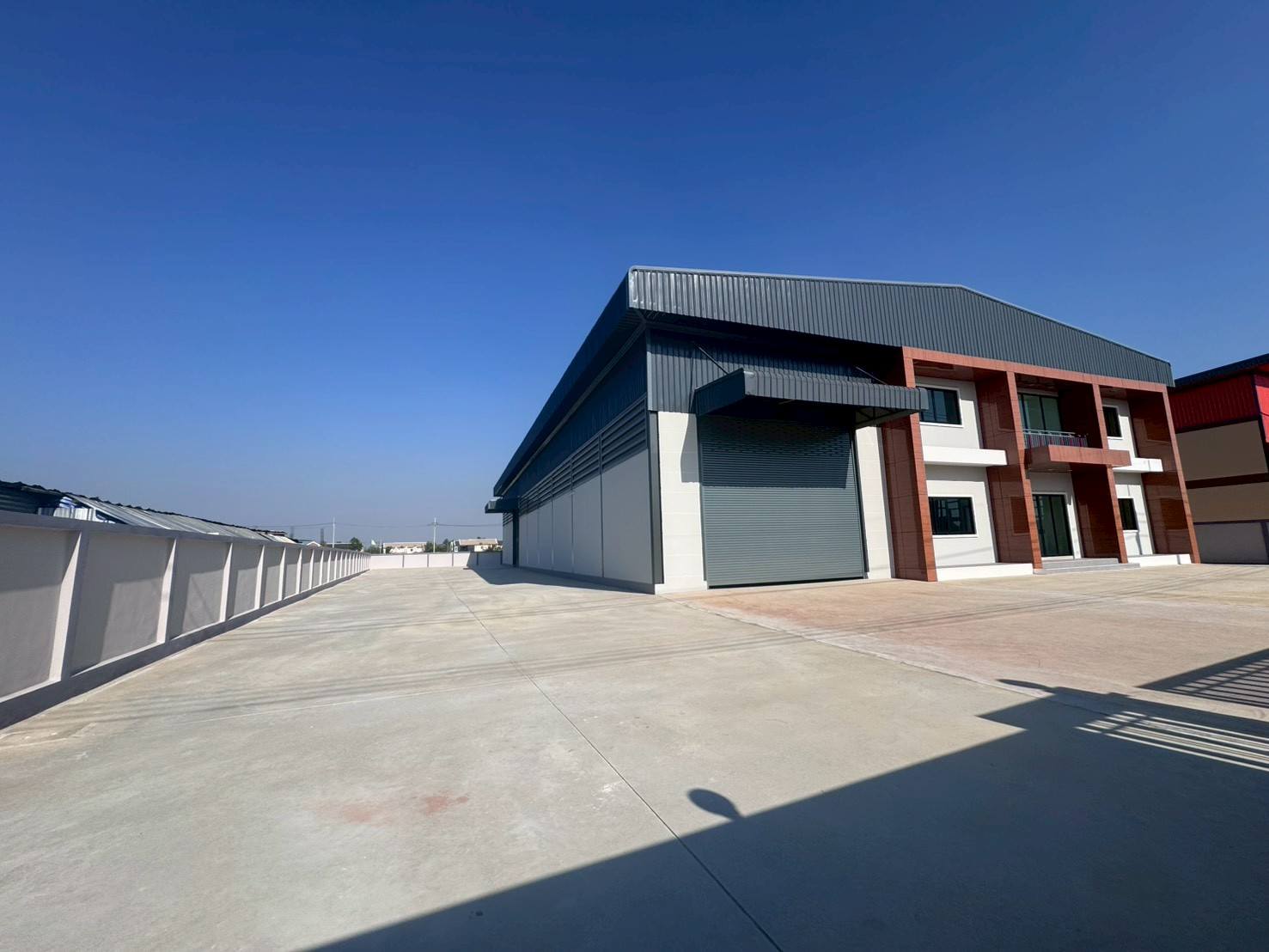 โรงงาน ขายในMueang Samut Sakhon, Samut Sakhon - ลานคอนกรีตด้านข้างอาคาร เหมาะสำหรับกลับรถบรรทุกและจอดรถ