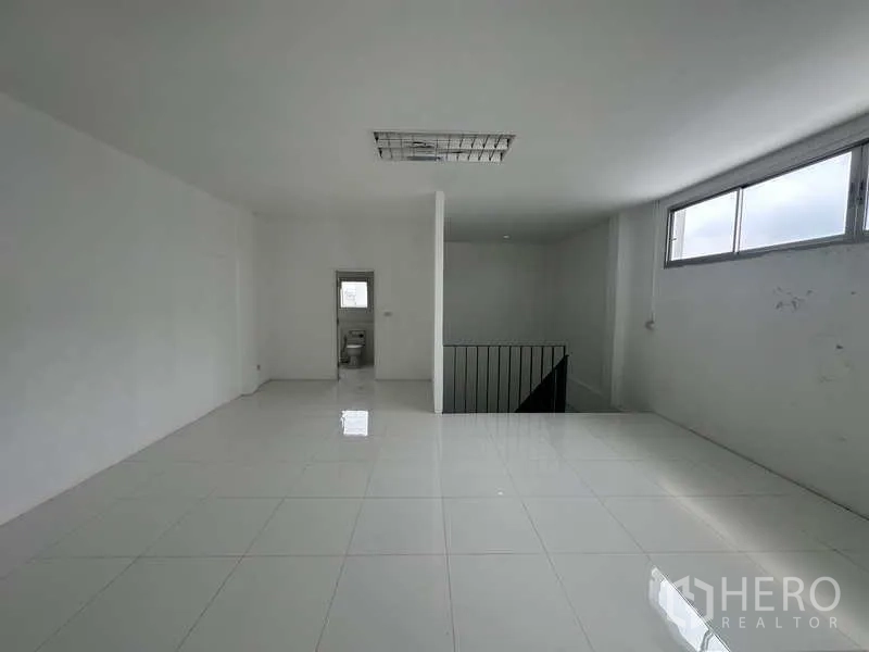 工厂 出租在Khlong Luang, Pathum Thani - 二层办公室，带独立卫生间与采光窗
