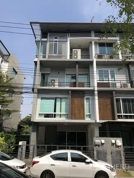 带办公室的家 出租在Wang Thonglang, Bangkok - 曼谷旺通朗现代多层家用办公楼外立面，带阳台与大面积落地窗。