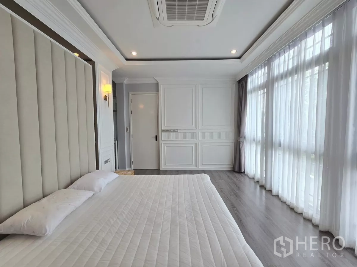 独立式住宅 出租在Prawet, Bangkok - 主卧另一角，落地窗帘与分层天花细节。