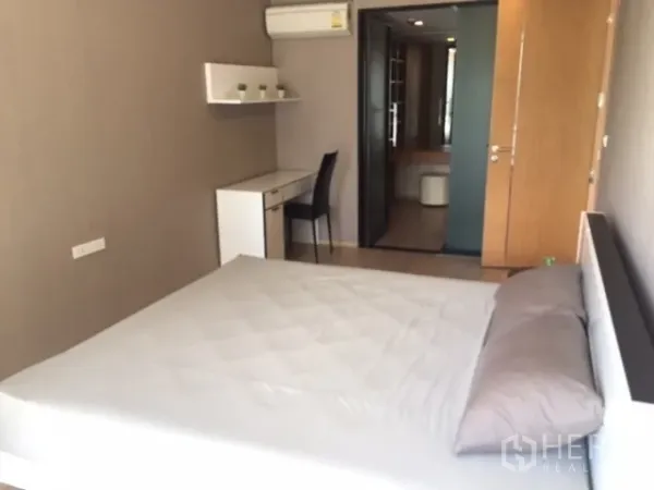 公寓 出租或出售在Pathum Wan, Bangkok - 配备大床与书桌的卧室，可直达套内卫浴。