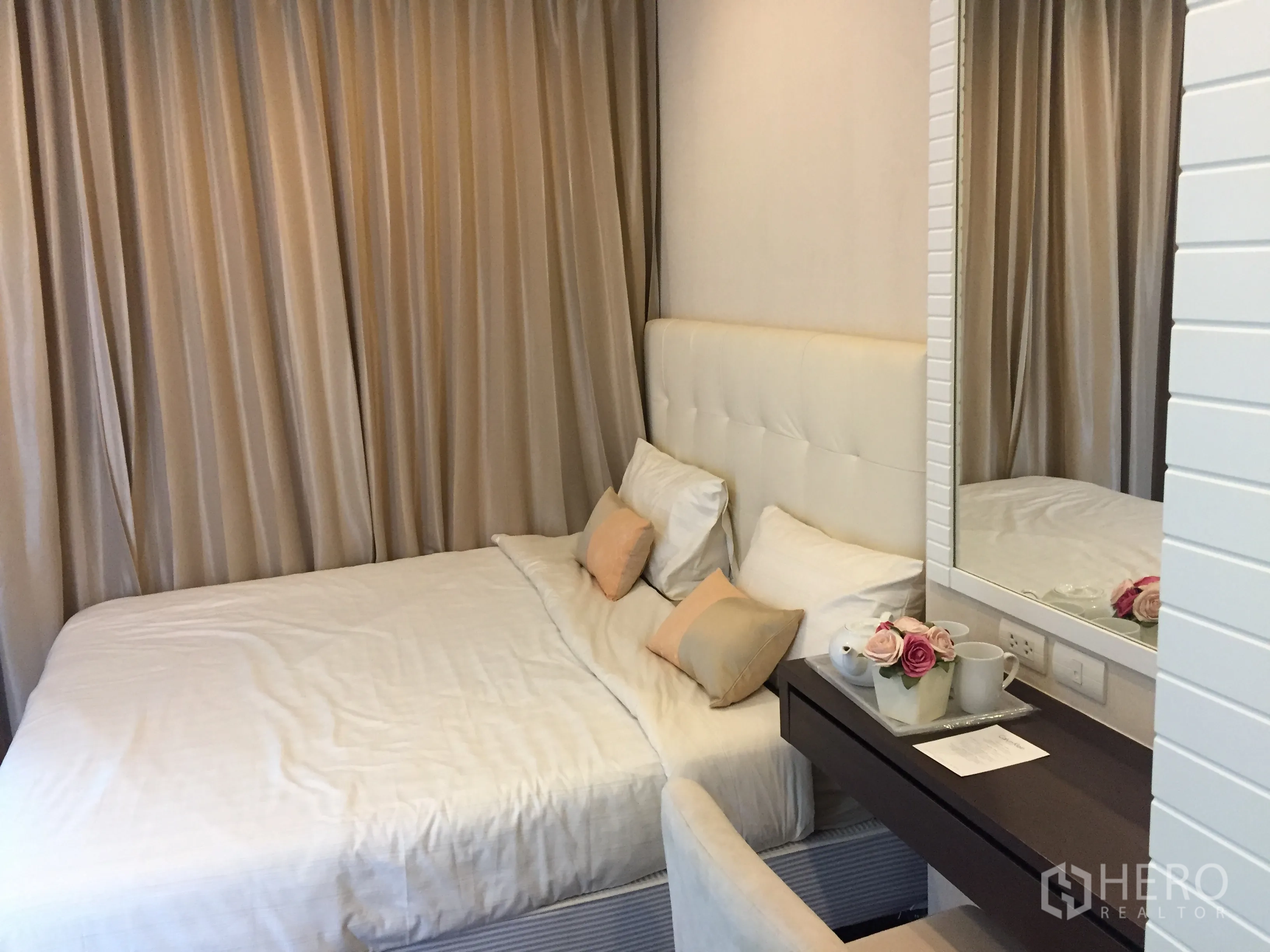 คอนโด ให้เช่าในWatthana, Bangkok - ห้องนอนอบอุ่นด้วยหัวเตียงบุผ้า โต๊ะเครื่องแป้ง และผ้าม่านทึบสูงจรดเพดาน