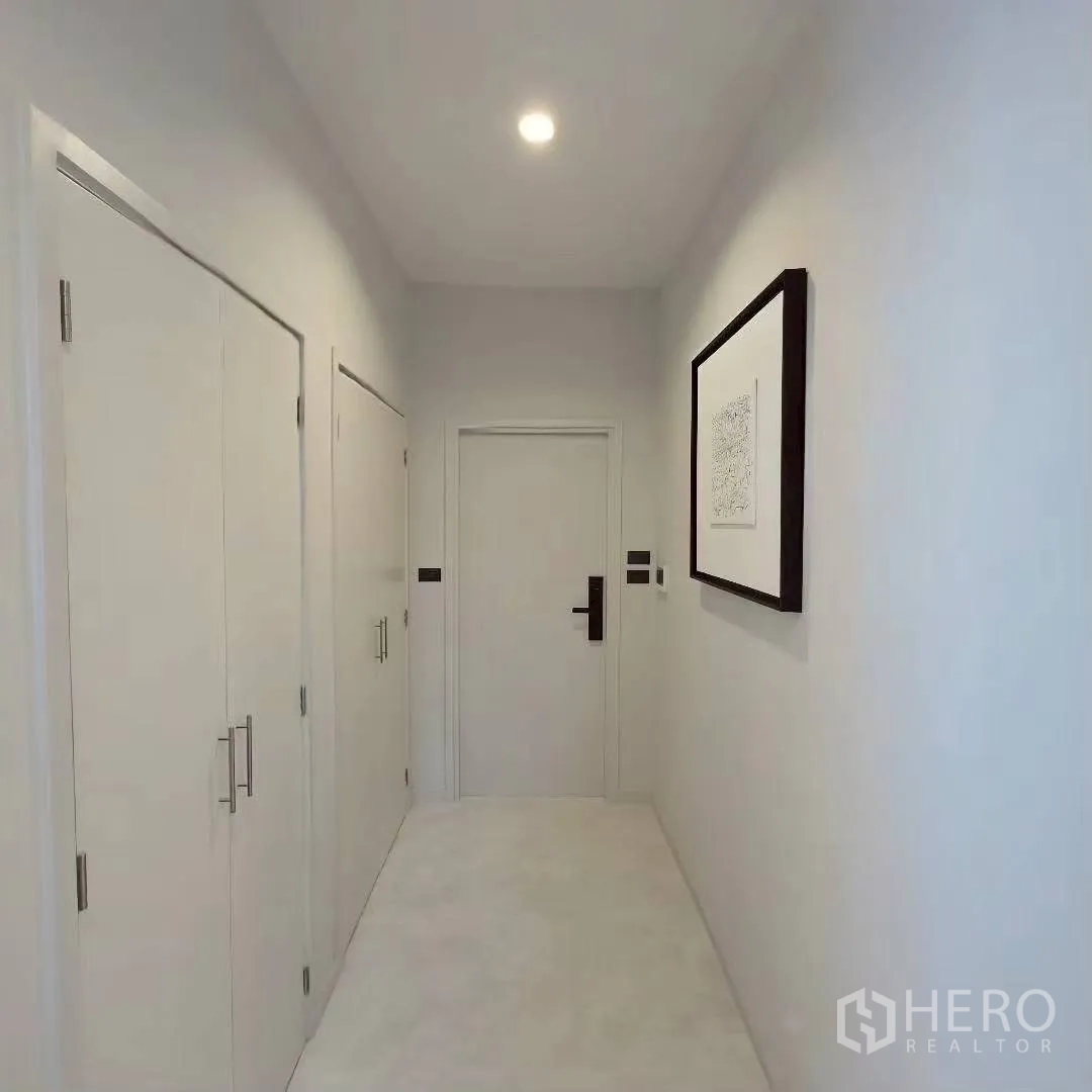 Detached House for rent in Bang Phli, Samut Prakan - Minimal hallway with white built-in cabinets and a door.