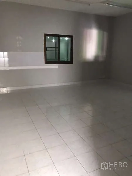 工厂 出租在Bang Phli, Samut Prakan - 铺瓷砖的办公室，带内部窗
