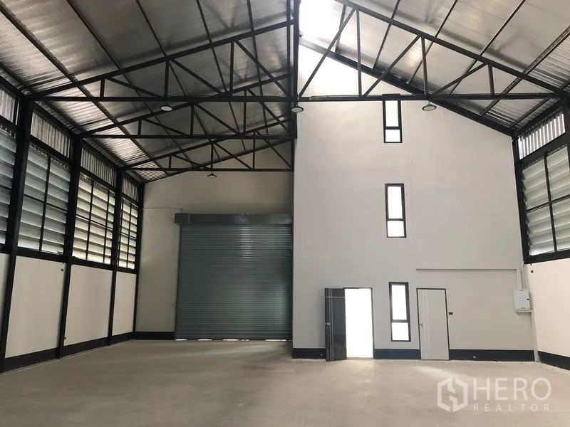 工厂 出售在Thanyaburi, Pathum Thani - 仓库内部，约8米净空，钢桁架屋顶与大型卷闸门