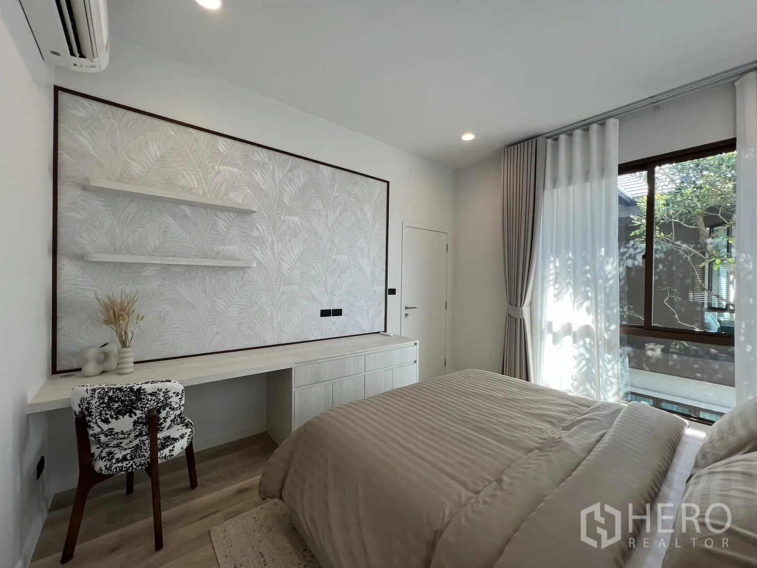 独立式住宅 出租或出售在Bang Kapi, Bangkok - 楼梯平台，木扶手与现代吊灯。