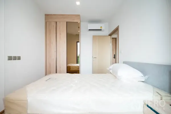 Condominium for rent in Watthana, Bangkok - Bedroom with queen bed, built‑in wardrobe and air conditioning.