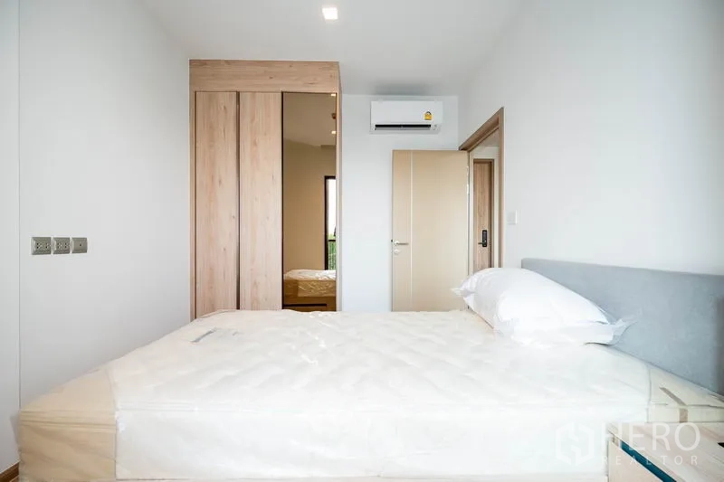 Condominium for rent in Watthana, Bangkok - Bedroom with queen bed, built‑in wardrobe and air conditioning.