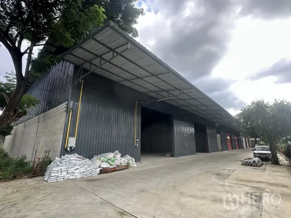 คลังสินค้า ให้เช่าในLam Luk Ka, Pathum Thani - แถวโกดังหลายยูนิต พร้อมกันสาดยาวและถนนภายในสำหรับรถบรรทุก