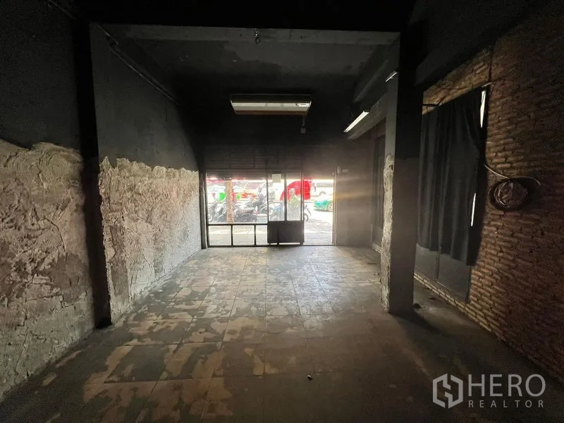 店屋 出租在Phaya Thai, Bangkok - 从室内望向临街玻璃滑门的店面，可见街景