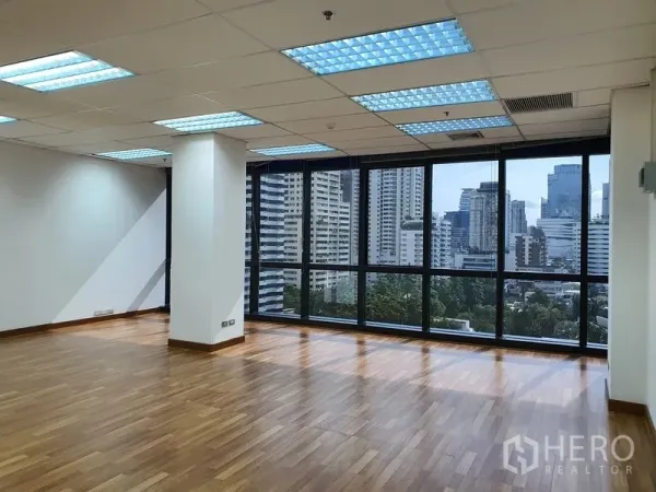 办公空间 出租在Watthana, Bangkok - 开放式办公室，转角落地窗与曼谷天际线景观。