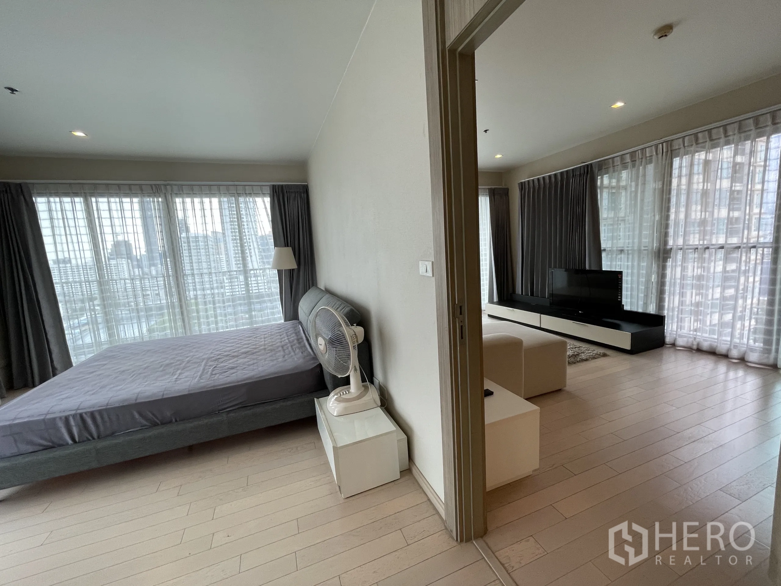 คอนโด ให้เช่าในWatthana, Bangkok - ห้องนอนและห้องนั่งเล่นกั้นด้วยบานสไลด์ ทั้งสองห้องมีหน้าต่างบานใหญ่เห็นวิวเมือง