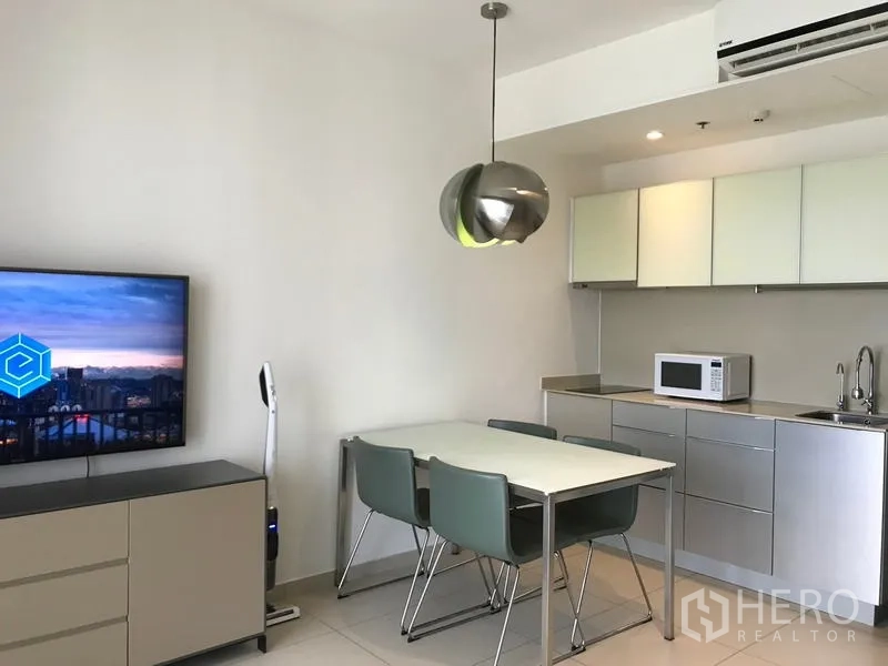 公寓 出租在Watthana, Bangkok - 艾卡迈公寓的用餐区与紧凑厨房，吊灯与微波炉