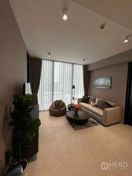 Condominium for rent in Bang Rak, Bangkok - Second bathroom with marble tiles, walk-in shower and black vanity