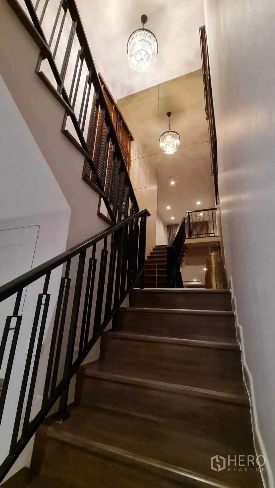 Detached House for rent in Saphan Sung, Bangkok - Upward view of staircase featuring metal rails and crystal chandeliers.