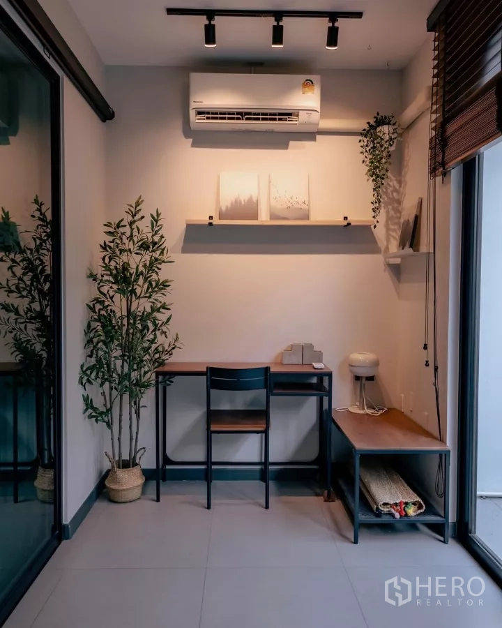Detached House for rent or sale in Bang Phli, Samut Prakan - Small study room with air conditioner and floating shelves.