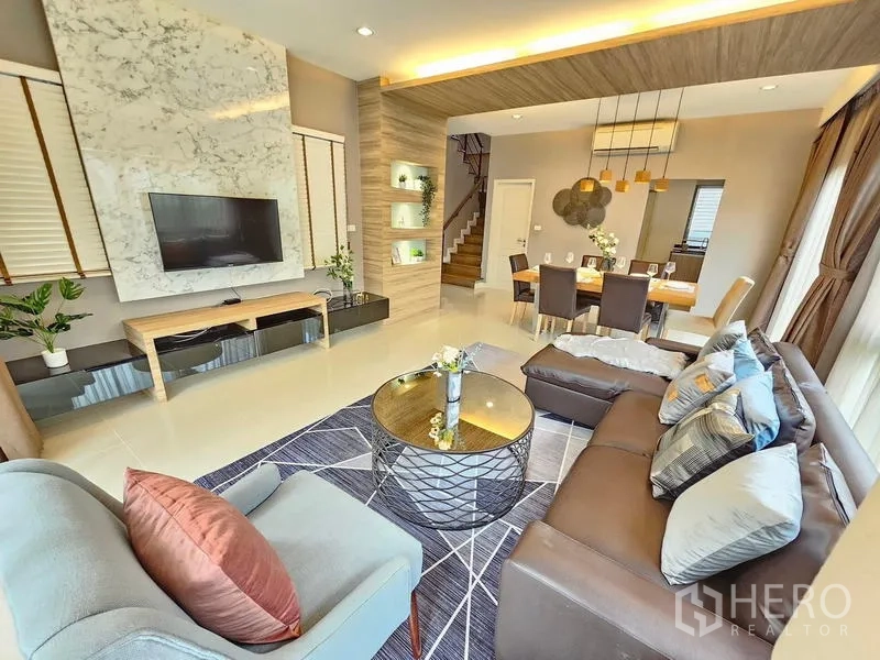 บ้าน ให้เช่าในPrawet, Bangkok - ห้องนั่งเล่นและรับประทานอาหารแบบโอเพนแปลน ผนังทีวีลายหินอ่อน โคมไฟห้อย