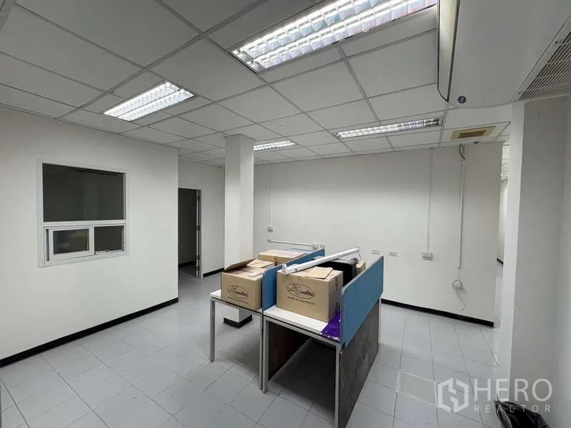 办公空间 出租在Khlong Toei, Bangkok - 小型办公区，设工位与格栅吊顶灯。