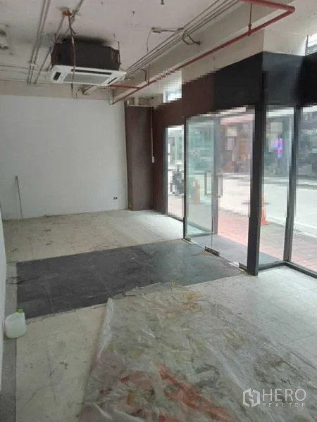 Retail Space for rent in Watthana, Bangkok - Ground-floor retail interior with floor-to-ceiling glass frontage, tiled flooring and exposed ceiling with air-conditioning.
