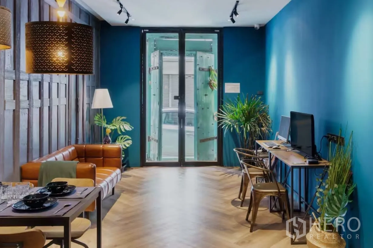 ทาวน์เฮาส์ for rent in Watthana, Bangkok - โถงนั่งเล่นและทำงานแบบโอเพนแปลน โซฟาหนัง ชุดโต๊ะทานข้าว และประตูกระจกหน้า