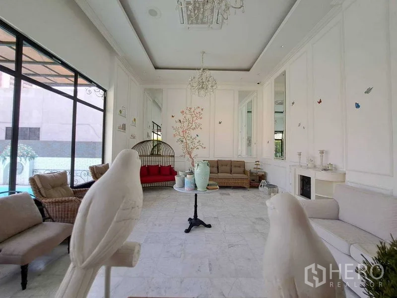 Retail Space for rent in Watthana, Bangkok - Bright salon-style lounge with chandeliers, marble floor and decorative seating.