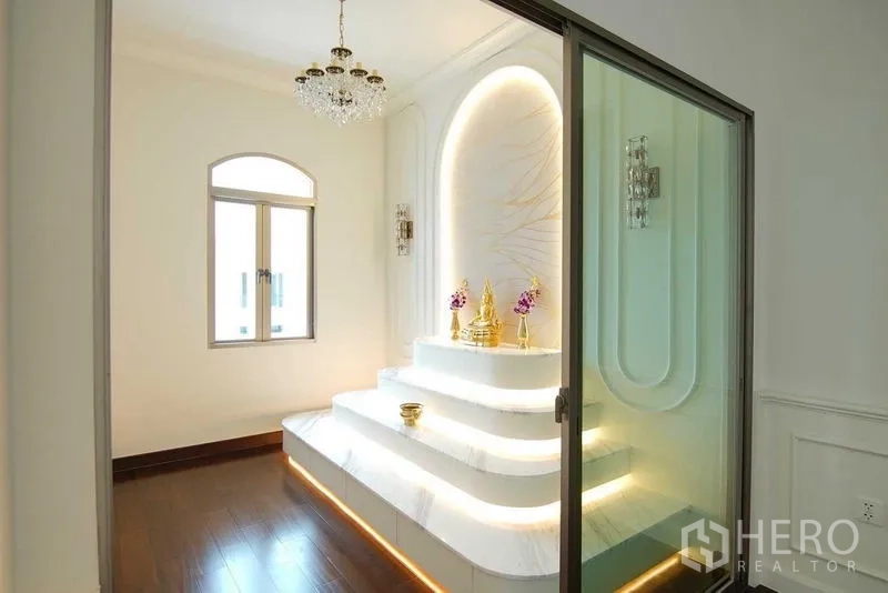 独立式住宅 出售在Lat Krabang, Bangkok - 独立佛堂，层叠大理石供台与水晶吊灯。