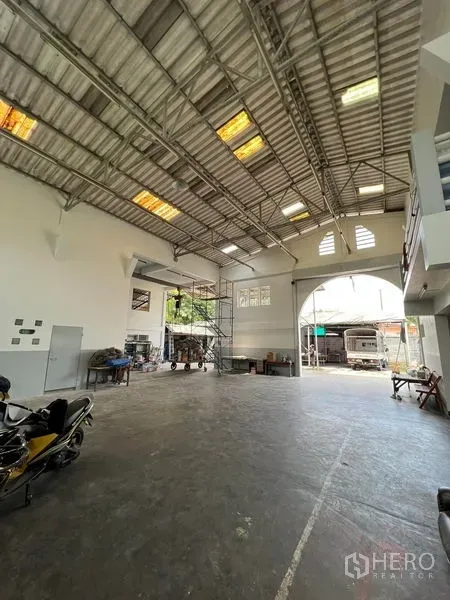 货栈 出租在Thung Khru, Bangkok - 面向大型拱形装卸口的内景，宽阔作业区与夹层平台。