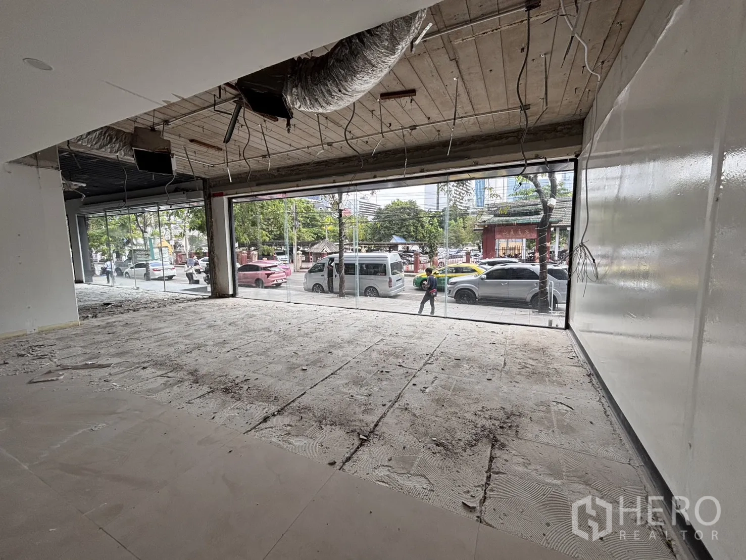 Retail Space for rent in Bang Rak, Bangkok - Retail unit with floor-to-ceiling glazing overlooking the street, exposed ducts and wiring.