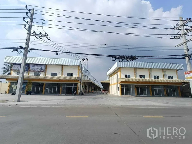 คลังสินค้า ให้เช่าในKrathum Baen, Samut Sakhon - มุมมองทางเข้าโครงการโกดัง มีอาคารสำนักงานคู่และทางเข้ากว้าง