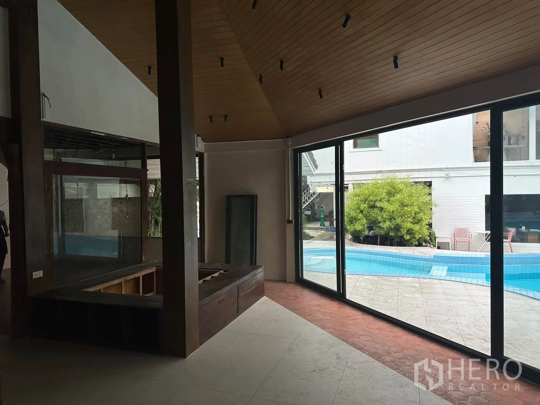 พื้นที่ขายของ for rent in Khlong Toei, Bangkok - ภายในมีคานไม้และที่นั่งบิวต์อินมองเห็นสระว่ายน้ำ