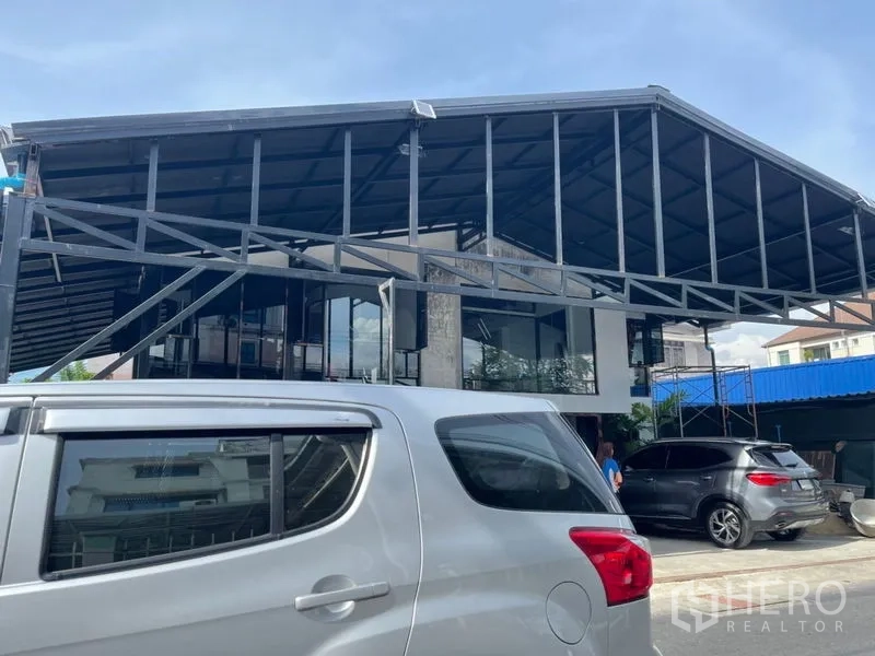 带办公室的家 出租在Wang Thonglang, Bangkok - 高挑人字顶与整面玻璃立面，前方可停多辆车
