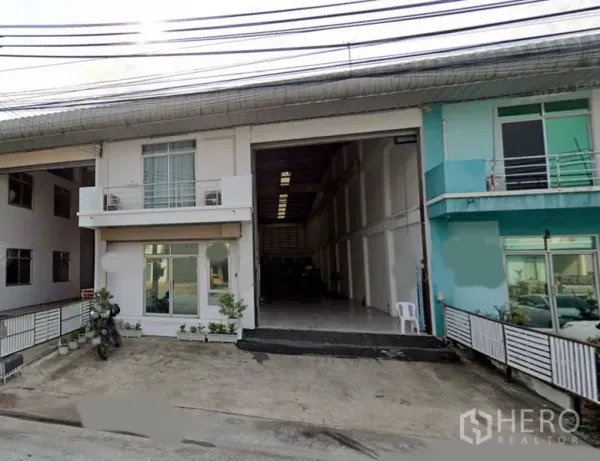 โรงงาน ให้เช่าในMueang Samut Prakan, Samut Prakan - โรงงานแบบติดแถว มีออฟฟิศ 2 ชั้นพร้อมระเบียง ลานจอดกว้าง และช่องโหลดสินค้าเปิดโล่ง
