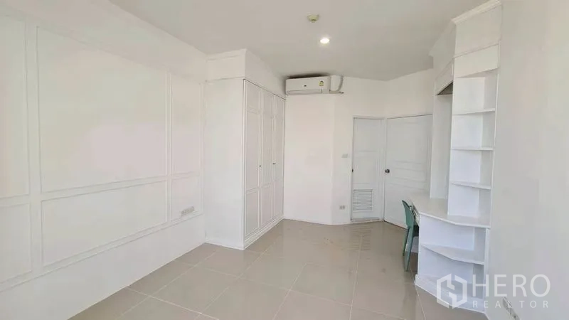 公寓 for rent in Watthana, Bangkok - 房间配内置衣柜、书桌与空调。