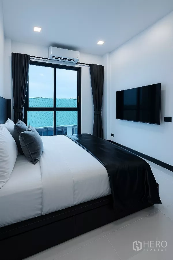 Detached House for rent in Wang Thonglang, Bangkok - Bedroom with sliding glass door to balcony and wall-mounted TV.