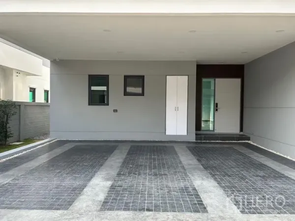 บ้าน ให้เช่าในBang Phli, Samut Prakan - โรงจอดรถในร่ม พื้นกระเบื้อง รองรับจอดหลายคัน หน้าทางเข้าบ้าน
