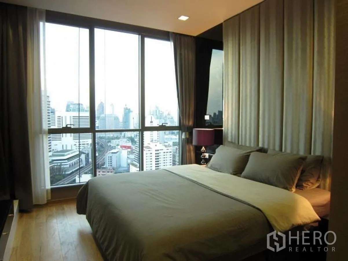 公寓 出租在Watthana, Bangkok - 卧室配落地窗与遮光窗帘，尽享曼谷天际线全景