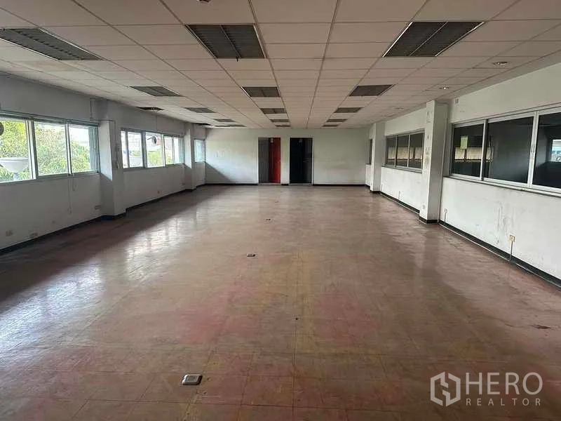 工厂 出租在Khlong Luang, Pathum Thani - 工厂内带窗的长形办公区与吊顶