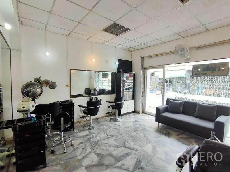ทาวน์เฮาส์ ขายในBang Phlat, Bangkok - พื้นที่ชั้นล่างจัดเป็นร้านเสริมสวย พื้นกระเบื้องลายหินอ่อน กระจกบานใหญ่และหน้าร้านกระจก