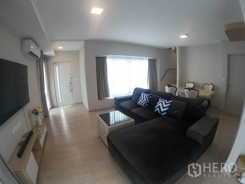 独立式住宅 出租在Prawet, Bangkok - 从客厅望向入户走廊、楼梯与餐桌的开阔视角。